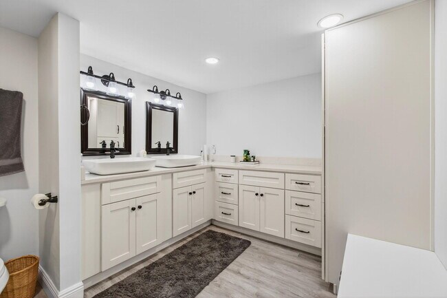 Building Photo - 5945 Parkwalk Dr