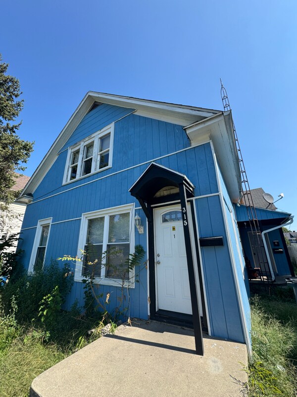 Primary Photo - 315 Parker Ave