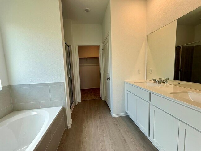 Building Photo - 306 Camargue Dr