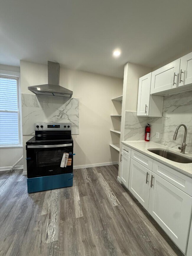 Building Photo - 161 6th Ave