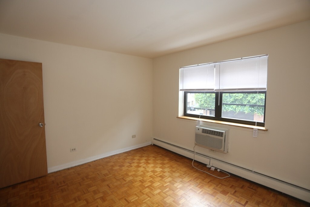Building Photo - 503 W Briar Pl