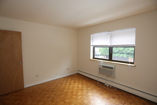 Building Photo - 513 W Briar Pl