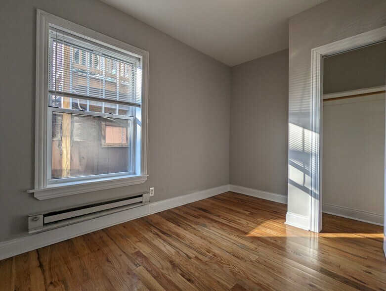 Building Photo - 953 W Cornelia Ave