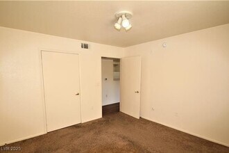 Building Photo - 555 E Silverado Ranch Blvd