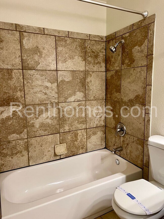 Building Photo - 10960 Creekbridge Pl