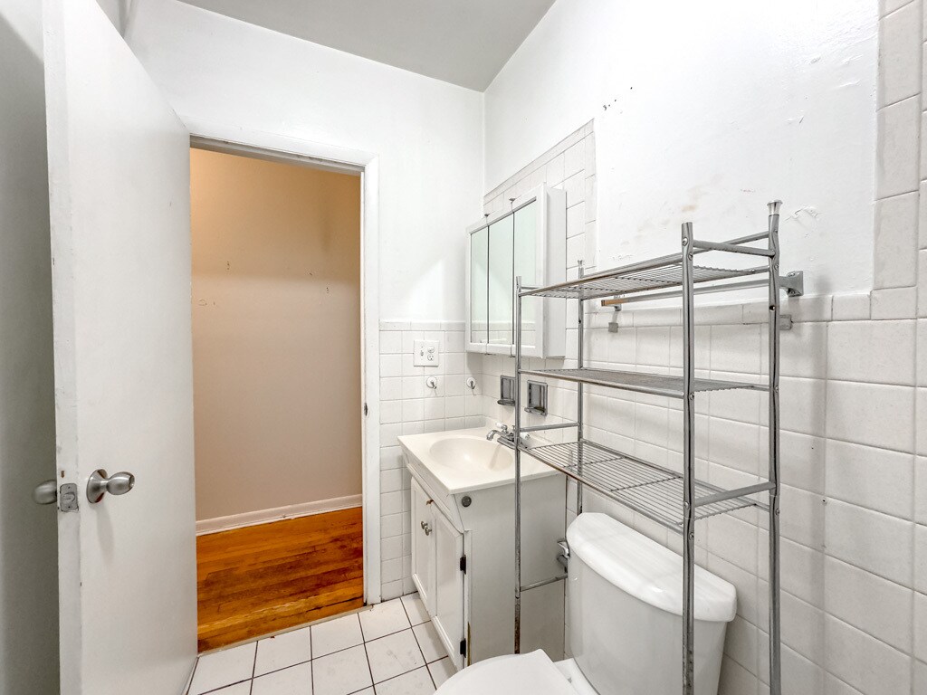 Building Photo - 917 W Waveland Ave