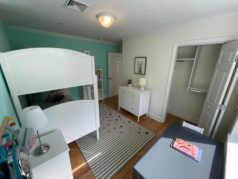 Building Photo - 302 Paine Ct