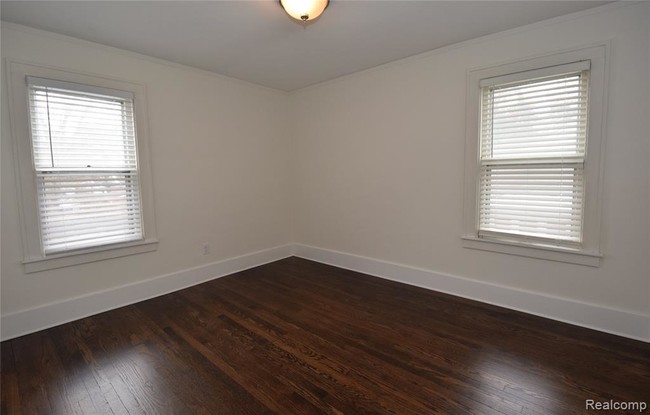 Building Photo - 215 W Maplehurst Ave