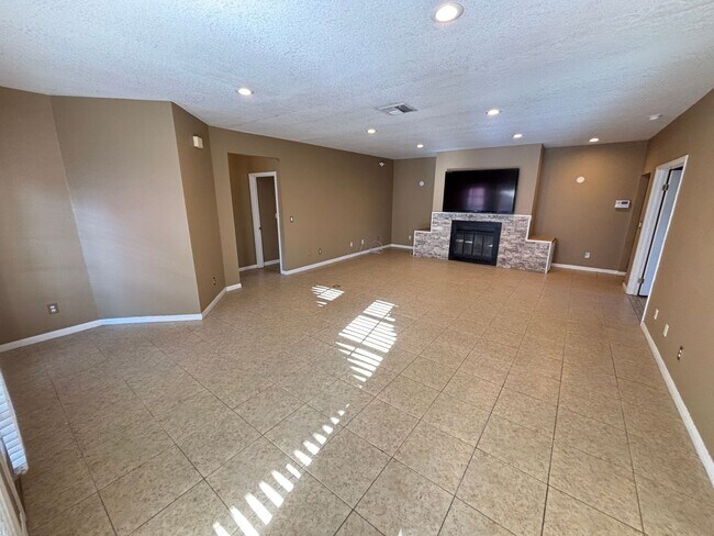 Building Photo - Stunning 3Bed/2Bath/2Car 1st Floor Condo with Private Yard, and Luxurious Amenities! $300 Off Mov...