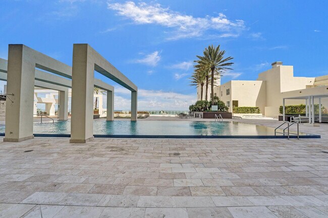 Building Photo - 101 S Fort Lauderdale Beach Blvd