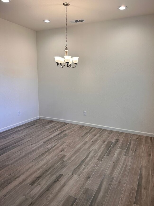 Building Photo - Beautiful home for rent in gated community in Visalia