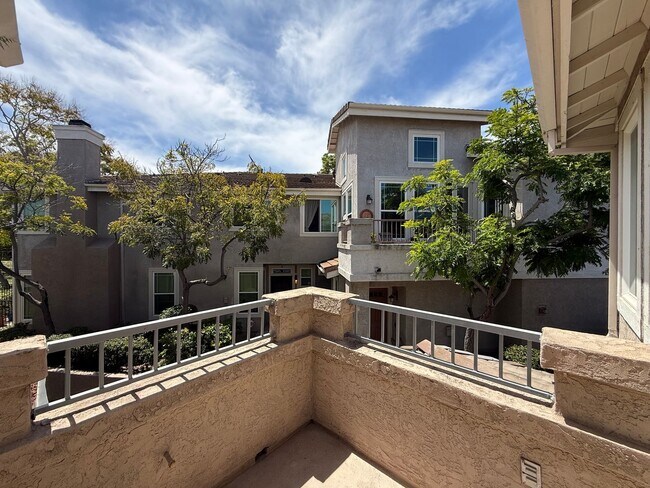 Building Photo - Comfortable 2BD/2BA Townhome in Carmel Mountain Ranch with Community Pool, Attached Garage & In-U...