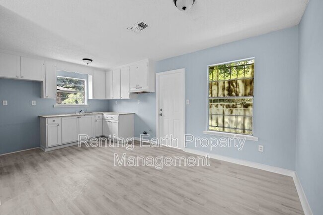 Building Photo - 3613 Erwin Dr