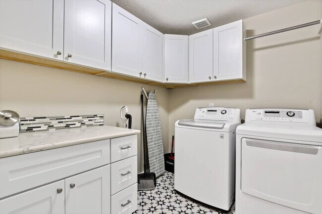 Building Photo - 187 W Waukesha St
