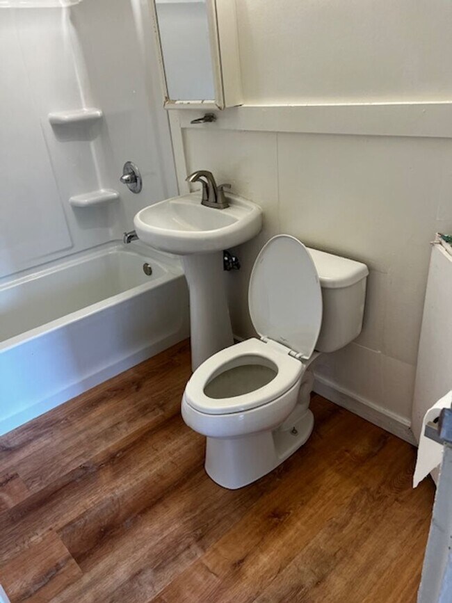 Building Photo - Partly Furnished 2 bedroom 1 bath Single Family Home