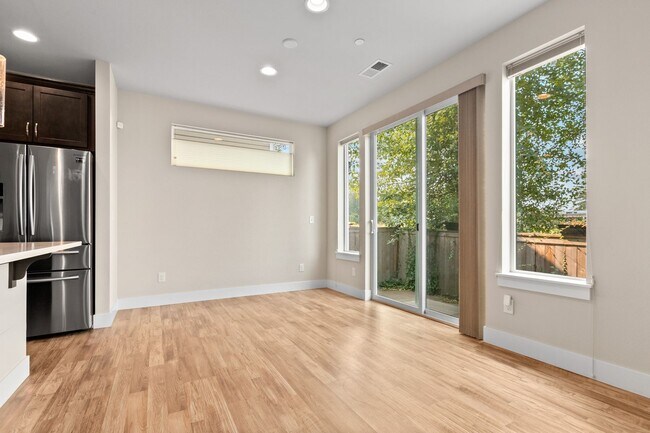 Building Photo - 3Bd/2.5Ba Lynnwood Home