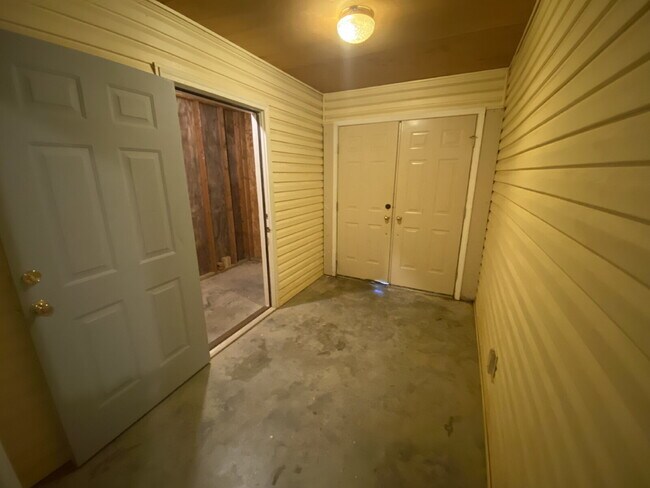 Building Photo - "Cozy 3-Bed Oasis with 2 Baths in Vibrant ...