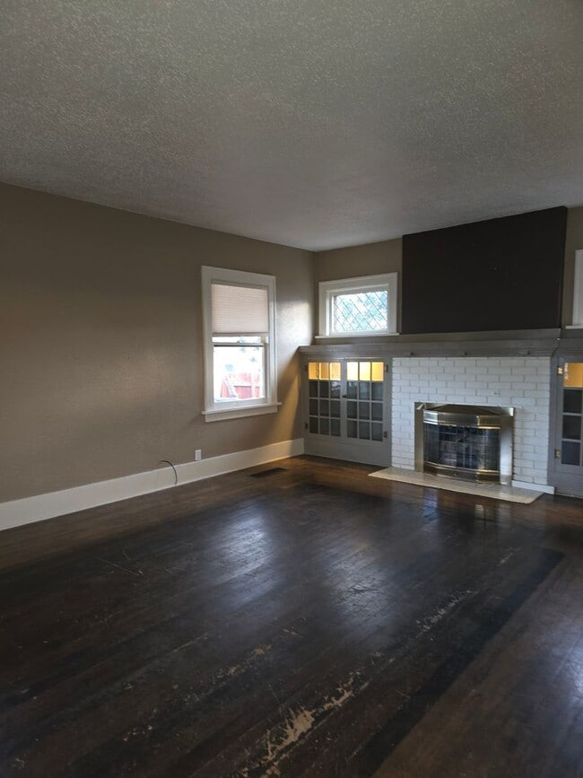 Building Photo - Big Tree Charmer 2 bed 1 bath.