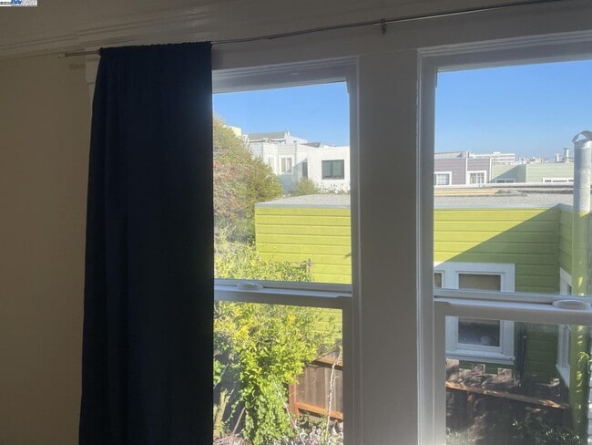 Building Photo - 586 39th Ave