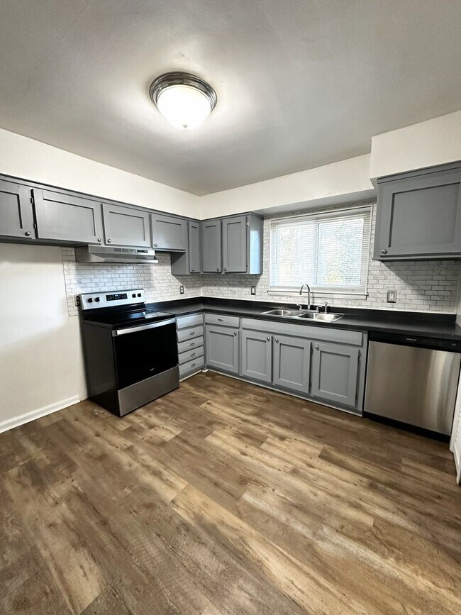 Building Photo - Well-Maintained 4-Bedroom in Haygood Area of Virginia Beach