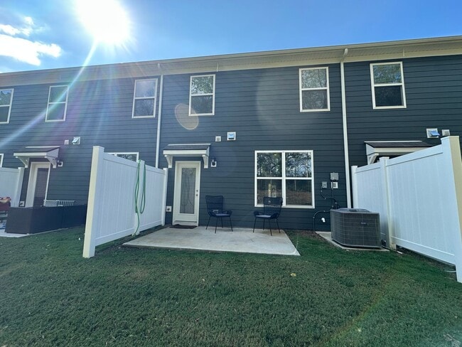 Building Photo - FOR LEASE- NEW TOWNHOME IN LEBANON!