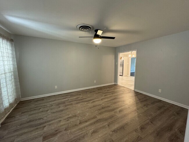 Building Photo - Beautifully Renovated 3 Bedrom