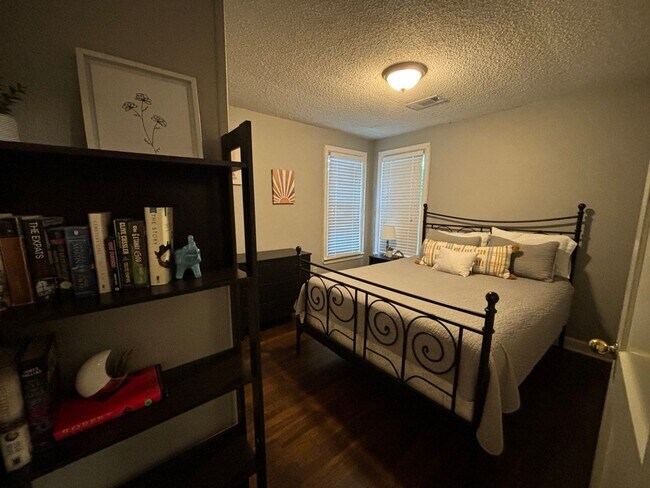 Building Photo - Center