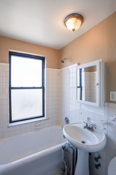 Building Photo - 1110 W Rosemont Ave
