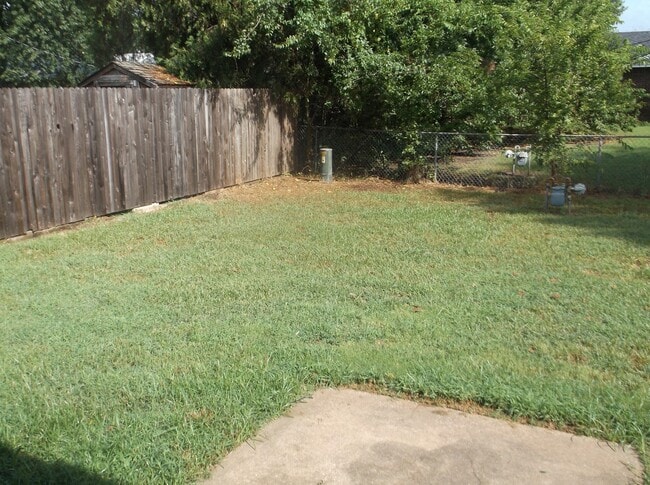 Building Photo - Nice 3bed, 1 1/2 bath. 2 car garage
