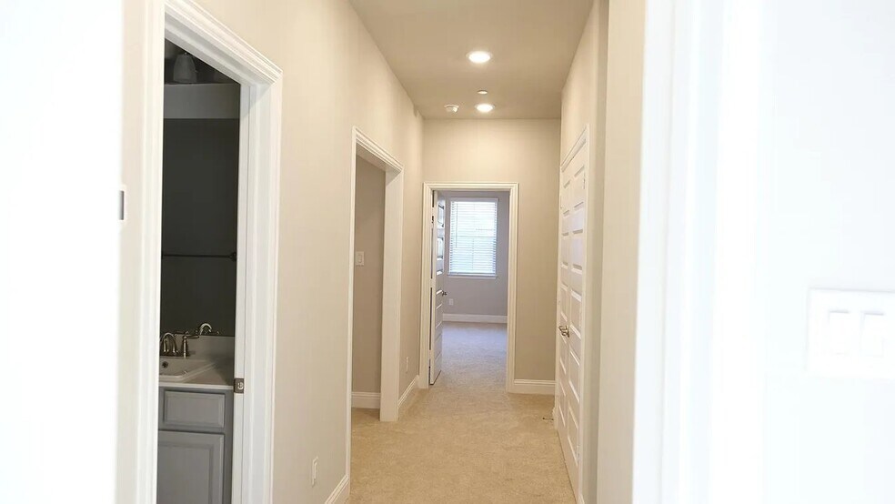 Building Photo - 332 Blackthorne Dr