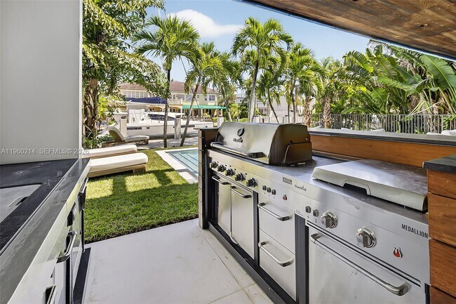 Building Photo - 620 Solar Isle Dr