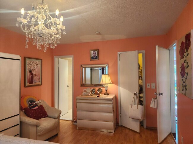 Building Photo - 2400 NE 1st Ln