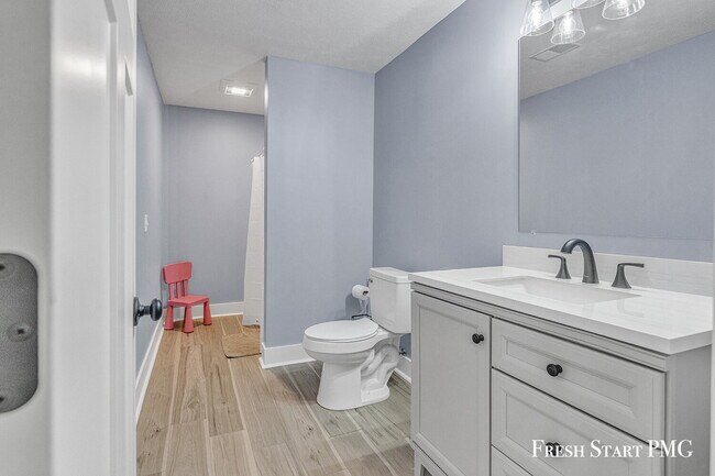 Building Photo - Spacious 6-Bedroom Retreat in Rockford with 3.5 Luxurious Baths