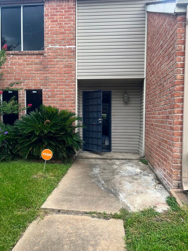 Building Photo - 10924 Village Bend Ln