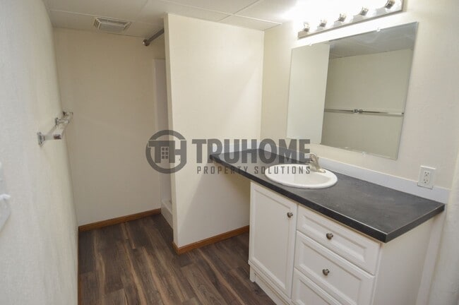 Building Photo - Spacious 5-Bedroom Home – Pet-Friendly and...