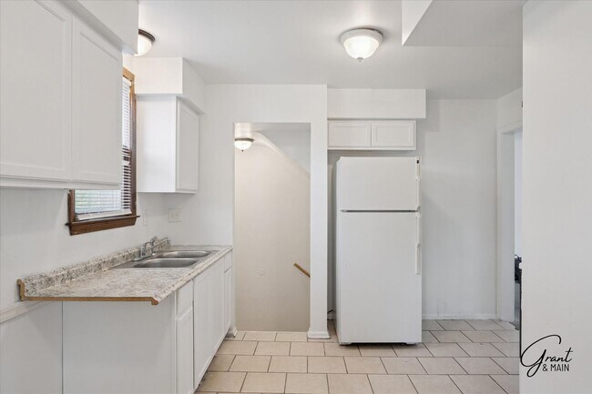 Building Photo - 3 bedroom - 1.5 bath - bungalow - $1250