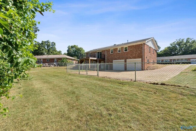 Building Photo - 407 Hillmont Dr NW