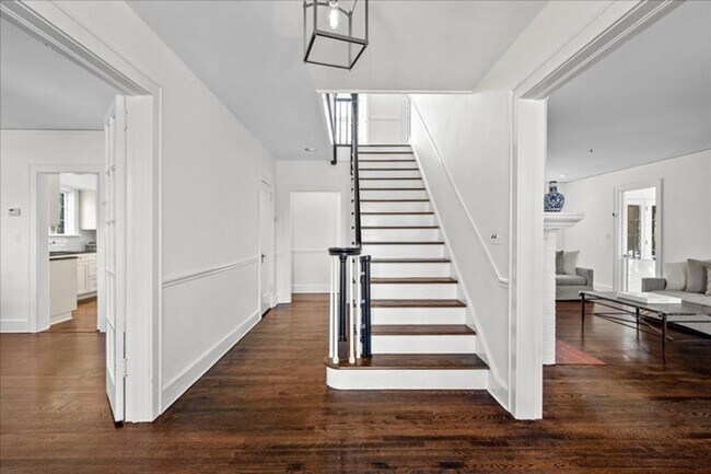 Building Photo - Manor Woods 5 Bedroom 2.5 Bathroom Colonial Home
