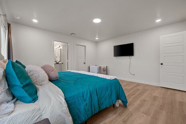 Building Photo - Modern 3BR Retreat Near TTU | Stylish Fully Furnished Home with Spacious Backyard