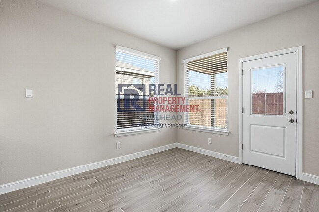 Building Photo - Spacious 4 Bedroom Home with Functional Layout