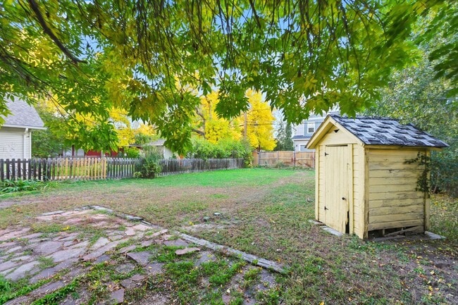 Building Photo - Charming house for rent, with laundry machines included and fenced yard.