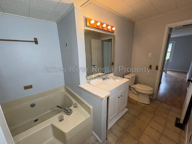 Building Photo - 1312 Laurel Ln
