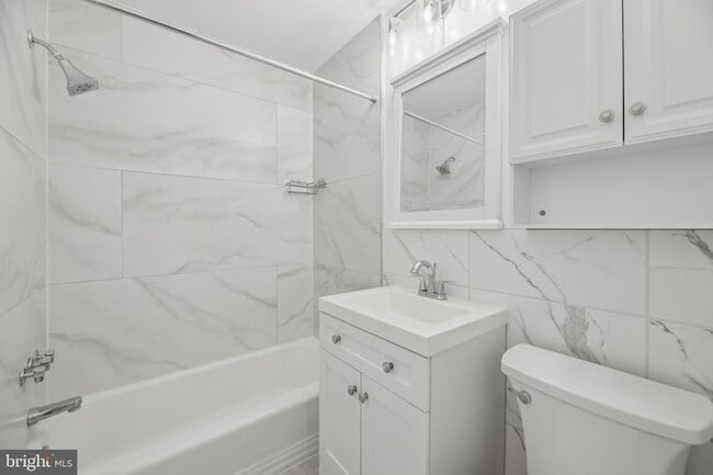 Building Photo - 10607 Weymouth St