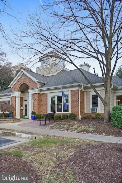 Building Photo - 2204 Westcourt Ln