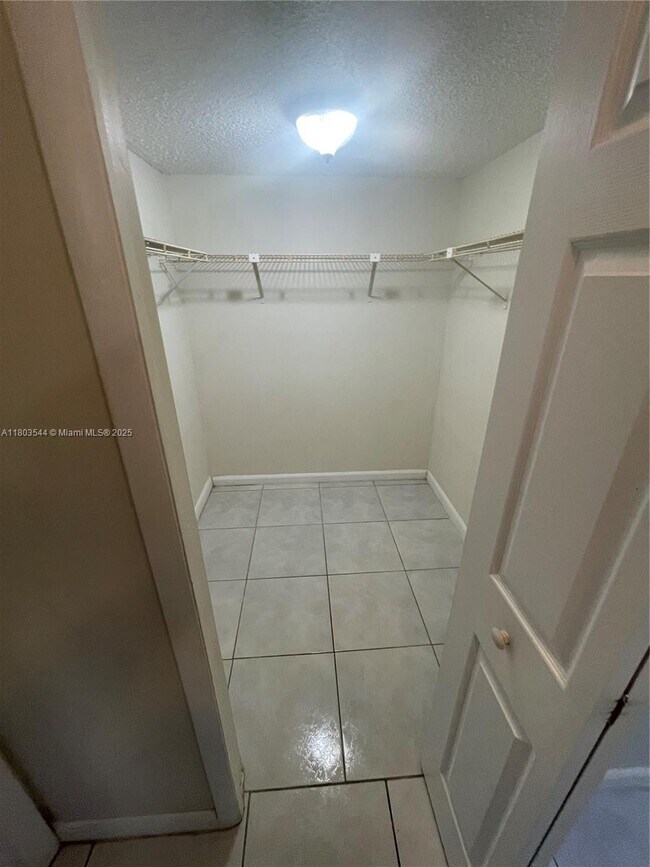Building Photo - 210 Lakeview Dr