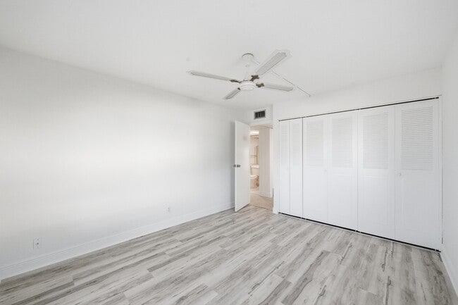 Building Photo - 452 Brittany Dr