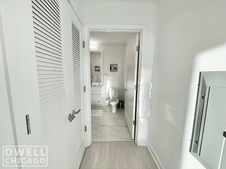 Building Photo - 2337 N Lincoln Ave