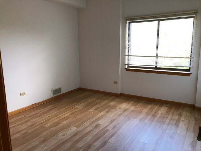 Building Photo - 1113 E Division St