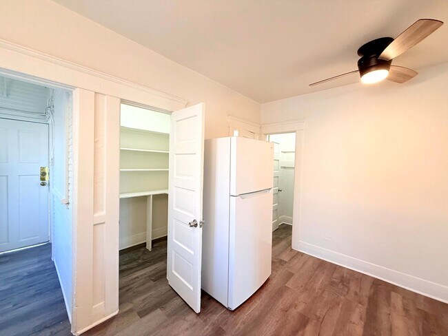 Building Photo - 1908-1910.5-19105 Daly St