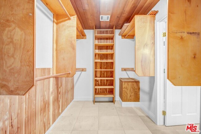 Building Photo - 1515 Outlook Cir